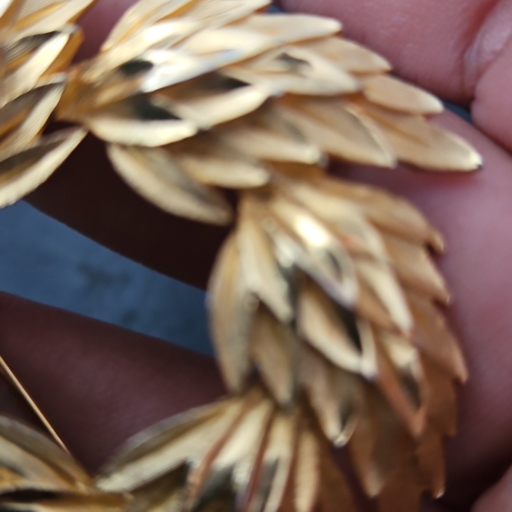 Vintage Crown Trifari Textured Leaves Gold Tone Brooch Pin - Picture 7 of 10
